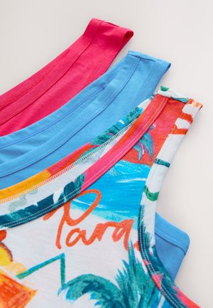 Drei Tanktops: eines pink, eines in kräftigem Blau und eines weiß mit einem bunten tropischen Muster. Aus weichem Baumwollmaterial gefertigt und mit kontrastierenden Ausschnitten.