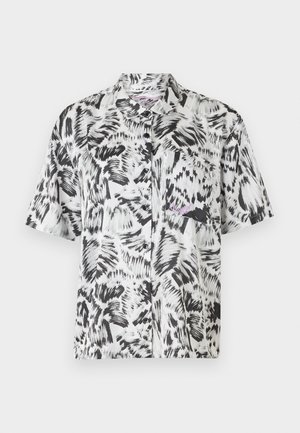 Chemise à manches courtes avec un motif abstrait en coups de pinceau noir et blanc, dotée d'un col, d'une poche avant et d'une fermeture à boutons.