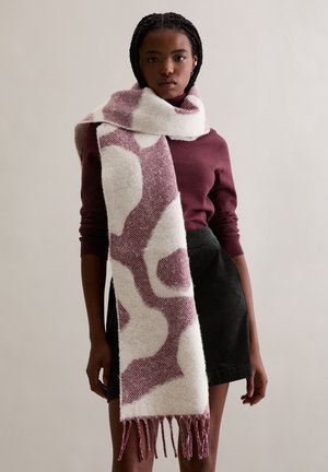 Szalik w kremowym kolorze o teksturowanym, wzorzystym materiale z abstrakcyjnymi, bordowymi kształtami. Posiada frędzlowane końce i wykonany jest z miękkiej mieszanki wełny.