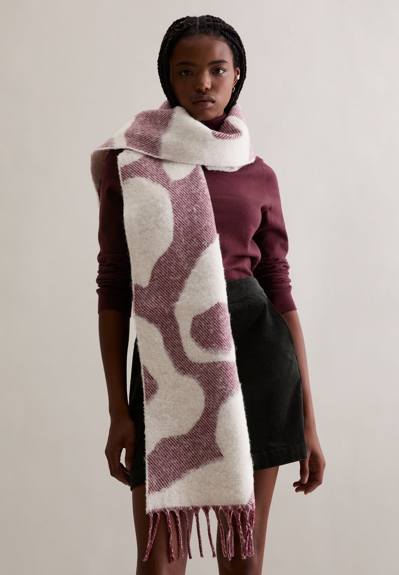 Gestructureerde, geïllustreerde sjaal in crème met abstracte kastanjebruine vormen. Voorzien van gefranjerde uiteinden en gemaakt van een zachte wolmix.