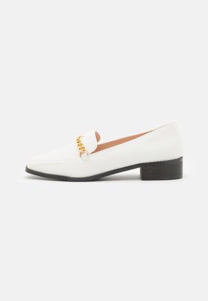 White leather loafers with a pointed toe, accented by a gold chain on the vamp and a low stacked heel. Smooth texture, minimalist design.