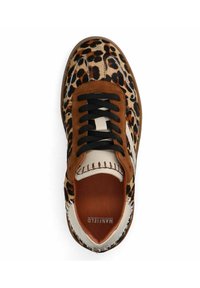 Schoen met luipaardprint, gemaakt van een combinatie van gladde bruine suede, witte leren accenten en zwarte veters, met gestikte details aan de bovenkant.