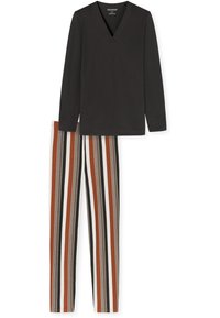 Schwarzes Langarm-V-Ausschnitt-Oberteil kombiniert mit mehrfarbigen gestreiften Hosen in Orange, Braun, Schwarz und Weiß. Weicher Stoff, lässiges Design.