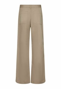 Bēša plaša kāju bikses ar gludu struktūru, piedāvājot divas aizmugurējās kabatas un tīru jostas dizainu.