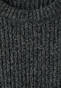 Maglione scuro lavorato a maglia con una texture a costine, caratterizzato da un collo alto e una combinazione di tonalità grigie per un motivo sottile.