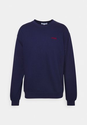 Sweat-shirt bleu marine à manches longues avec col rond, texte rouge "AMORE" brodé sur la poitrine gauche, poignets et ourlet côtelés.