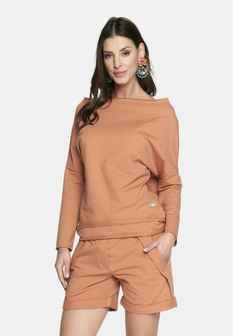 Brązowy, bluza bez ramiączek z miękkiego materiału o szerokim dekolcie, zestawiona z pasującymi szortami z złożonymi mankietami i kieszeniami bocznymi.