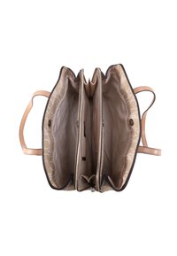 Beżowa torba typu tote z beżowymi skórzanymi uchwytami i wzorzystą podszewką. Posiada dwie kieszenie zapinane na suwak oraz centralną przegrodę.