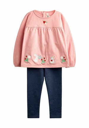 Haut rose à manches longues avec broderie de lapin blanc, souris, fraises et fleurs, assorti à des leggings bleu foncé.