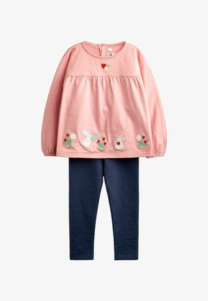 Pink langærmet top med broderet hvid kanin, mus, jordbær og blomster kombineret med mørkeblå leggings.