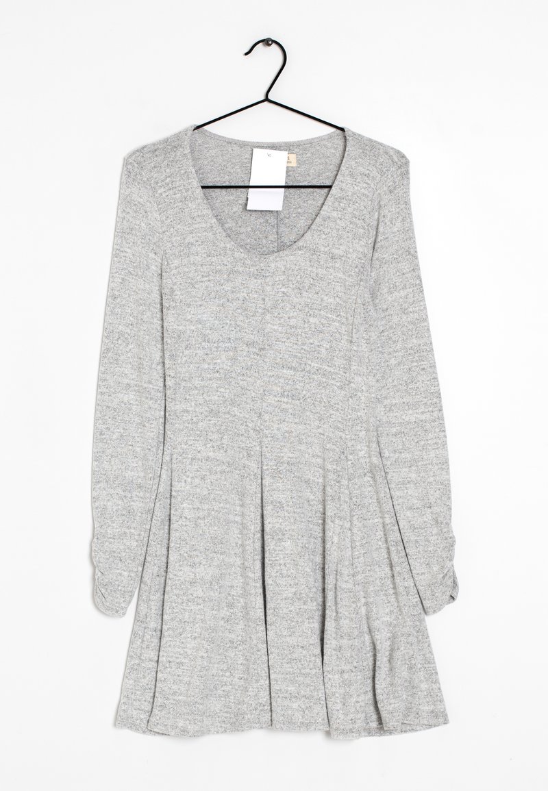 Robe en maille gris clair à manches longues, col rond et jupe plissée, suspendue à un cintre noir avec une étiquette blanche attachée.