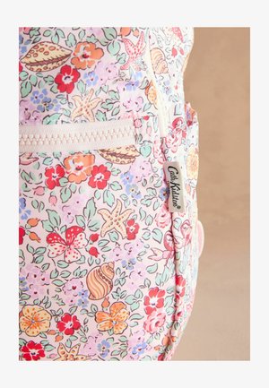 Bloemrijke rugzak met een roze achtergrond, versierd met levendige bloemen en vlinders. Het materiaal is zacht met een gestructureerde afwerking; bevat een merklabel.