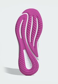 Fioletowa podeszwa sportowego buta z teksturowaną powierzchnią, z białymi akcentami z gumy i rowkami dla lepszej przyczepności, prezentująca nowoczesny sportowy design.