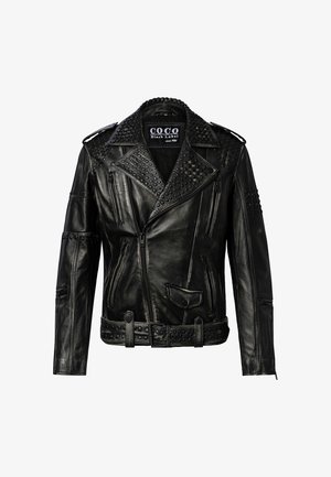 Zwarte leren motorjack met gestanste details, ritszakken en een ceintuurlijn. Heeft een gekartelde kraag en textuuraccenten op de schouders.
