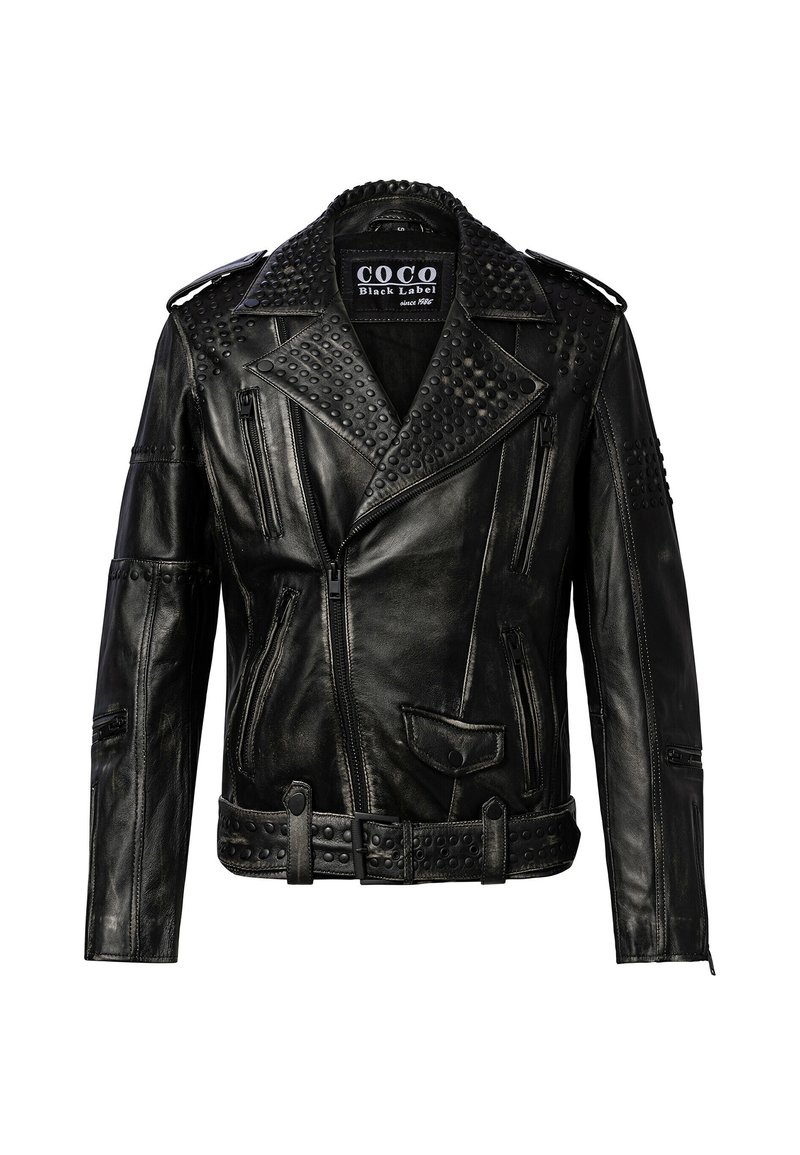 Schwarze Leder-Motorradjacke mit Nietenverzierungen, Reißverschlusstaschen und einem Gürtel in der Taille. Die Jacke hat einen eingekerbten Kragen und strukturierte Schulterakzente.