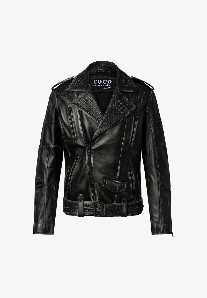 Schwarze Leder-Motorradjacke mit Nietenverzierungen, Reißverschlusstaschen und einem Gürtel in der Taille. Die Jacke hat einen eingekerbten Kragen und strukturierte Schulterakzente.