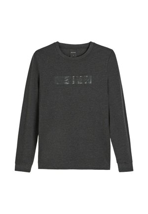 Ciemnoszara koszulka z długim rękawem i okrągłym dekoltem, z subtelnym, błyszczącym nadrukiem tekstowym na środku klatki piersiowej, metka z rozmiarem XL wewnątrz kołnierza.