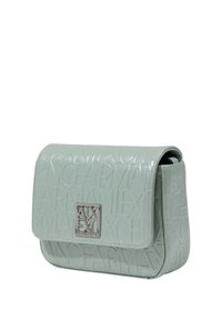 Borsa a tracolla verde menta con motivo logo in rilievo, forma rettangolare e hardware in tonalità argento. Presenta una chiusura con pattina e bordi cuciti.