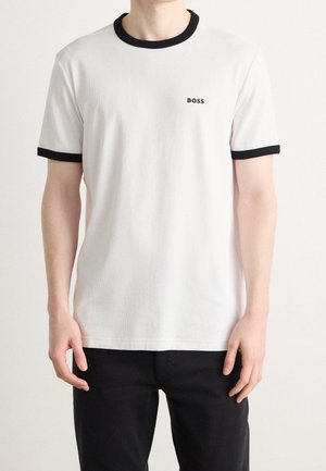 Wit T-shirt met korte mouwen, voorzien van een zwarte geribbelde kraag en manchetten, met een klein geborduurd "BOSS"-logo op de borst.
