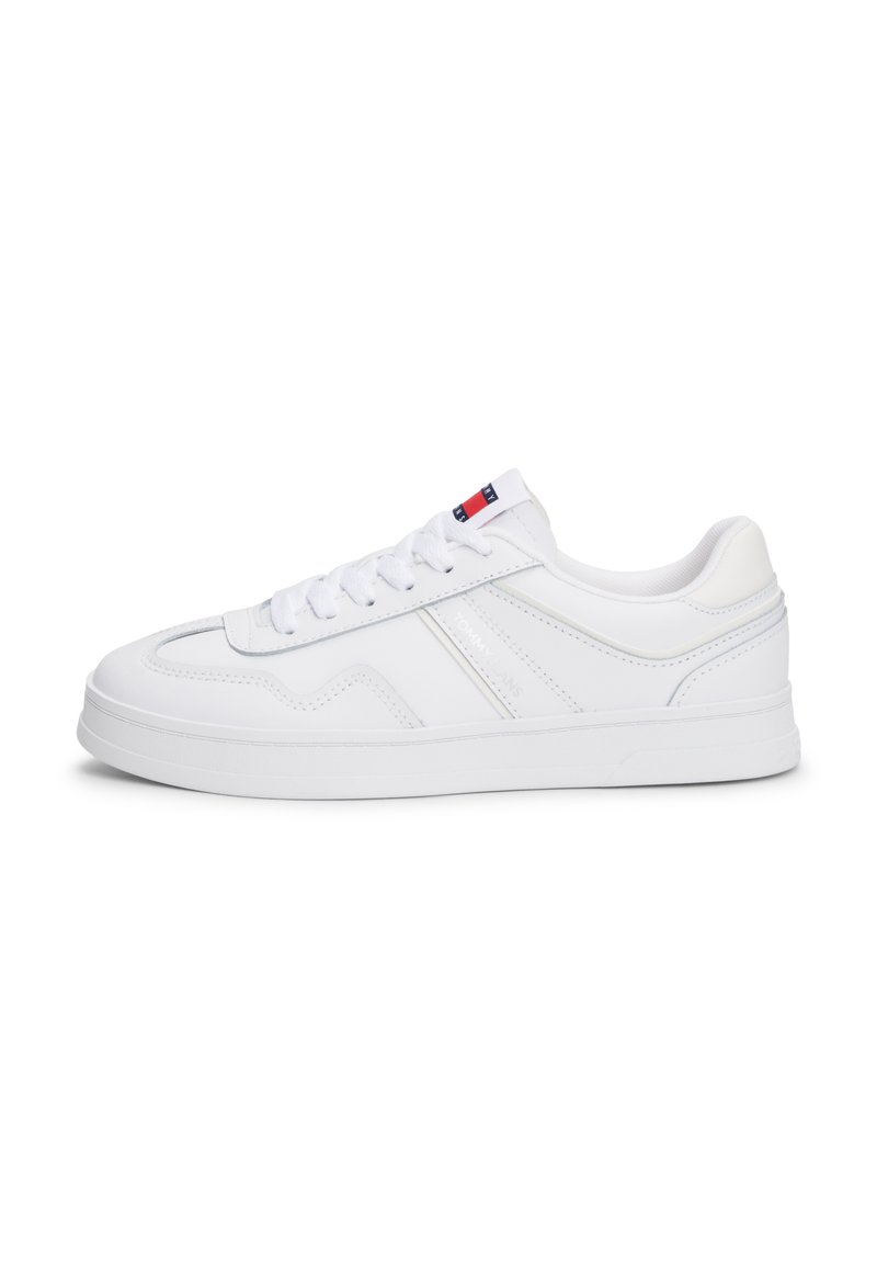 Baskets blanches avec un upper en simili cuir lisse, un laçage à l'avant et des coutures latérales discrètes. Dispose d'une semelle en caoutchouc à profil bas et d'accents de logo.