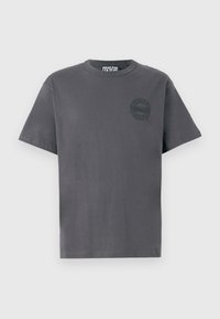 Temno siva kratka majica s kratkimi rokavi in okrožnim ovratnikom ter majhnim krožnim logotipom Versace Jeans Couture na levi prsni strani.