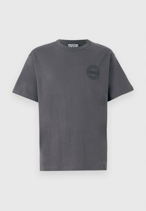 Σκούρο γκρι κοντομάνικο T-shirt με στρογγυλή λαιμόκοψη και μικρό κυκλικό λογότυπο Versace Jeans Couture στο αριστερό στήθος.