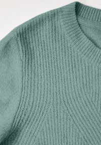 Hellgrüner Strickpullover mit gerippter Textur und Rundhalsausschnitt. Das Design beinhaltet vertikale und diagonale Muster. Weiche Oberfläche.