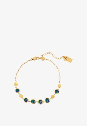 Goldfarbene Armband mit kreisförmigen Gliedern, die blaue und grüne Emaille-Akzente, glatte runde Perlen und eine verstellbare Kette mit Verschluss aufweist.