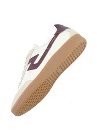 Weiße Leder-Sneaker mit weinroten Akzenten, strukturiertem beigen Sohle und glattem Obermaterial. Enthält Schnürsenkel und ein Logodetail an der Seite.