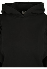 Hoodie nera realizzata in tessuto morbido, con un ampio cappuccio e dettagli arricciati sulle maniche. Design classico e casual, adatto a vari outfit.