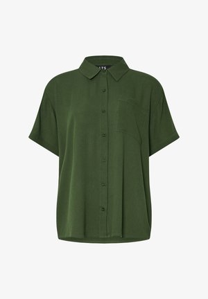 Losse pasvorm, olijfgroen overhemd met korte mouwen, knoopsluiting, puntkraag en een borstzakje aan de linkerkant.