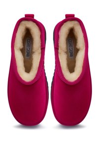 Papuci slip-on fucsia cu talpă neagră, având o căptușeală moale, asemănătoare lânii și un exterior neted. Include o bandă la spate pentru a fi purtați cu ușurință.