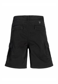 Pantaloni scurți cargo negri din bumbac, cu un buzunar la spate, buzunare laterale și un design simplu al taliei. Fără modele sau accesorii vizibile.