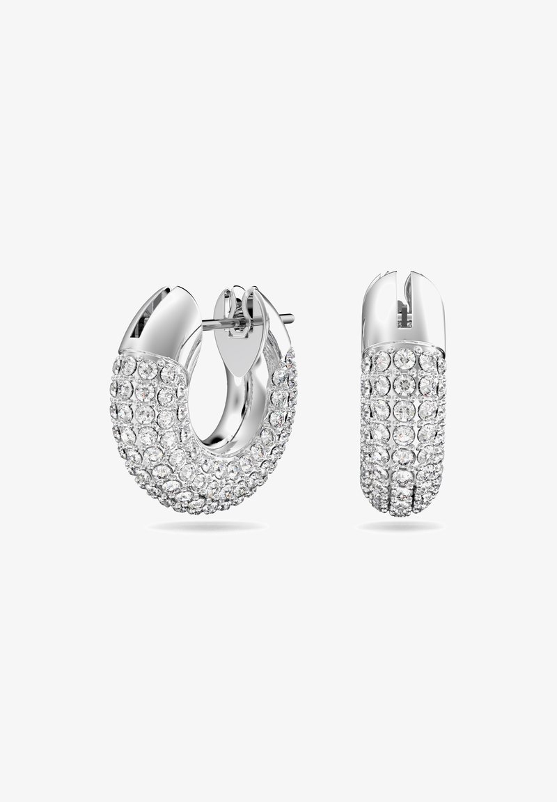 Brincos de argola em prata adornados com múltiplos cristais transparentes, apresentando um design elegante e um fecho de clip seguro.