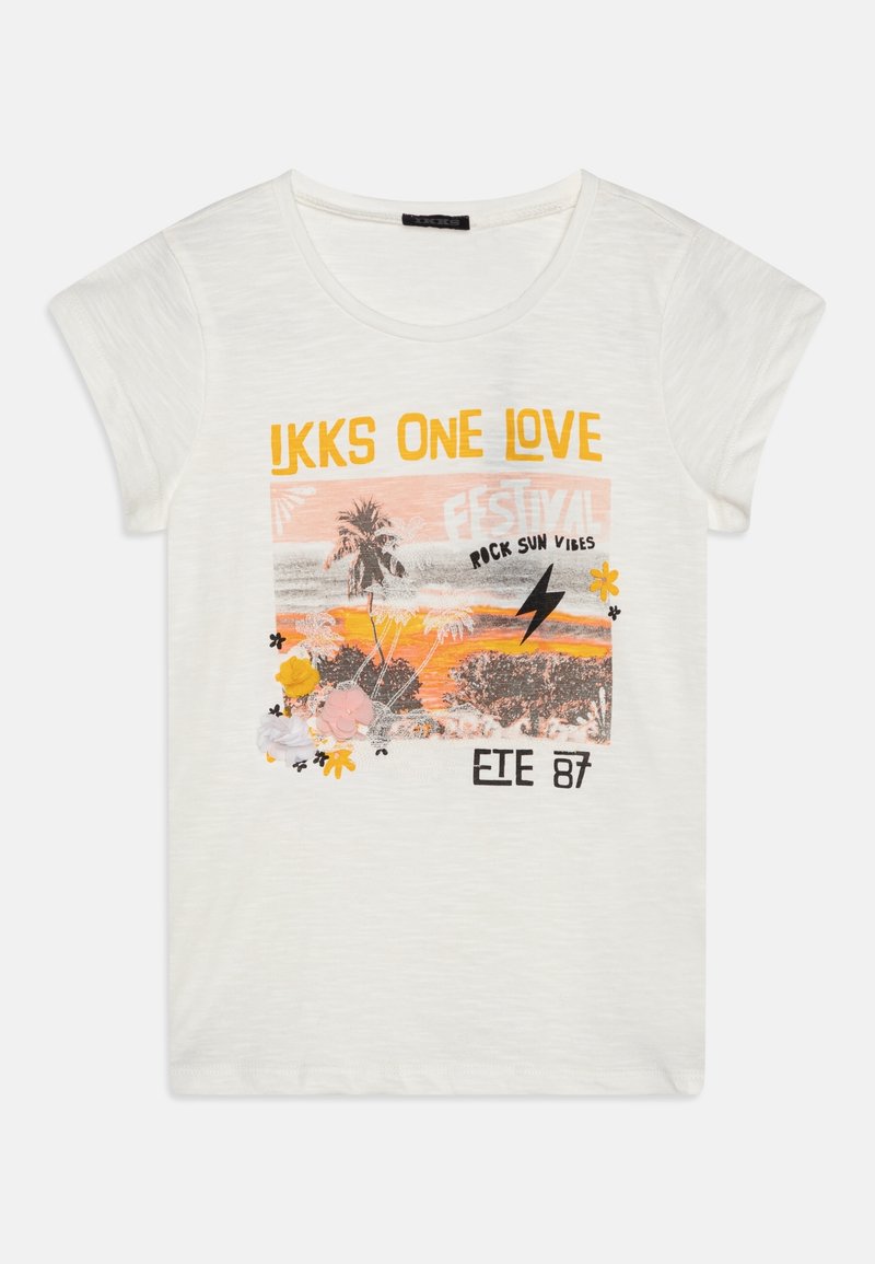 T-shirt bianca a maniche corte con tramonto, palme, fiori, fulmine e testo: "IKKS ONE LOVE", "ROCK SUN VIBES" e "ETE 87."