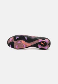 Semelle de basket noire et rose avec caoutchouc texturé, motifs géométriques, accents en violet et orange, et un logo bien en vue.