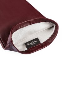 Burgunderfarbene Lederhandschuh mit weicher Innenfutter. Der Saum ist mit passendem Faden genäht. Enthält ein sichtbares Markenlabel.