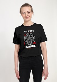 Černé bavlněné tričko s bílou grafikou draka, červenými detaily a textem "MELROSE PARADISE" v tučném písmu na přední straně.