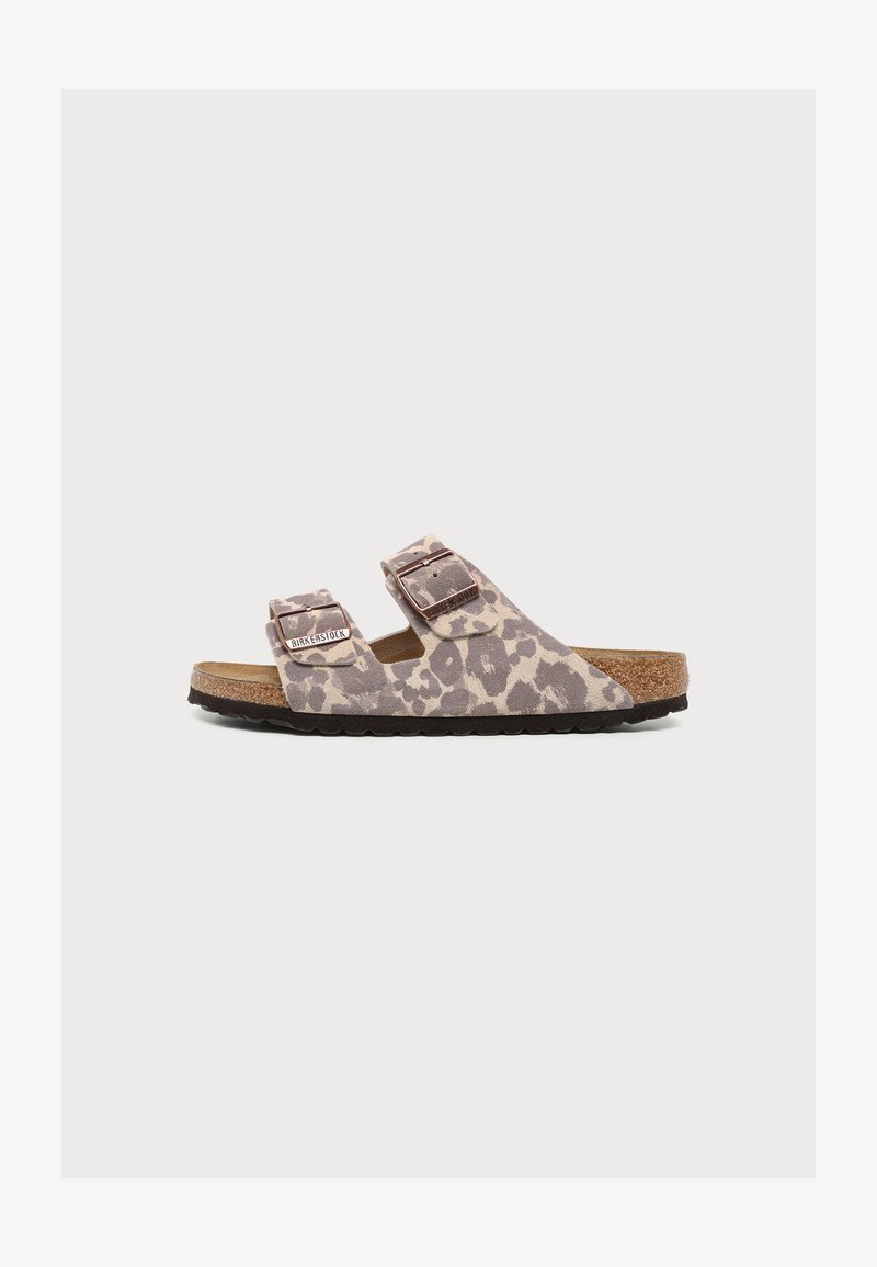 Ανοιχτό πέδιλο τύπου slip-on με λουριά σε λεοπάρ μοτίβο, δύο ρυθμιζόμενες αγκράφες, φελλό στη σόλα και μαύρη υφή πάτο.