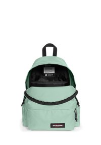 Mincově zelený batoh s černým zipem, horním uchopem a přední kapsou. Vyznačuje se prostorným interiérem a odolnou tkaninou. Logo viditelné na přední straně.