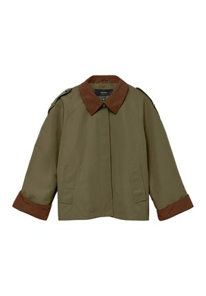Chaqueta verde oliva con un cuello y puños marrones, con un corte recto, dos bolsillos frontales y epaulettes en los hombros. Fabricada en tela suave.