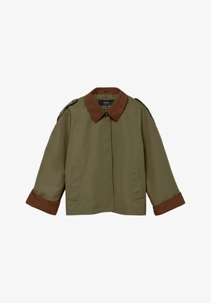 Oliwkowa kurtka z brązowym kołnierzem i mankietami, o prostym kroju, z dwiema przednimi kieszeniami i pagonami na ramionach. Wykonana z gładkiego materiału.