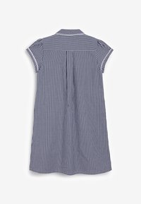 Sukienka z krótkim rękawem i kołnierzykiem, uszyta z materiału w kratkę w kolorze granatowym i białym, z plisowanym tyłem i luźnym krojem.