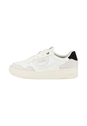 Hvid lav sneakers med tyk sål, snørelukning foran, mokka detaljer, sort hælflap og "COLMAR" branding på siden og sålen.
