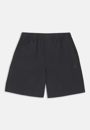 Čierne športové šortky s elastickým pásom, bočnými vreckami, predným zapínaním na gombík a jemným logom Jordan na ľavej nohe.