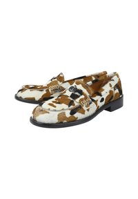 Koe-print loafers gemaakt van zachte vacht met bruin-witte patronen. Beschikt over een zwarte accenten op de riem en een lage zwarte hak.