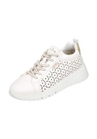 Zapatilla blanca con diseño perforado que presenta recortes triangulares, suela acolchada y detalles en dorado claro en el talón y los cordones.