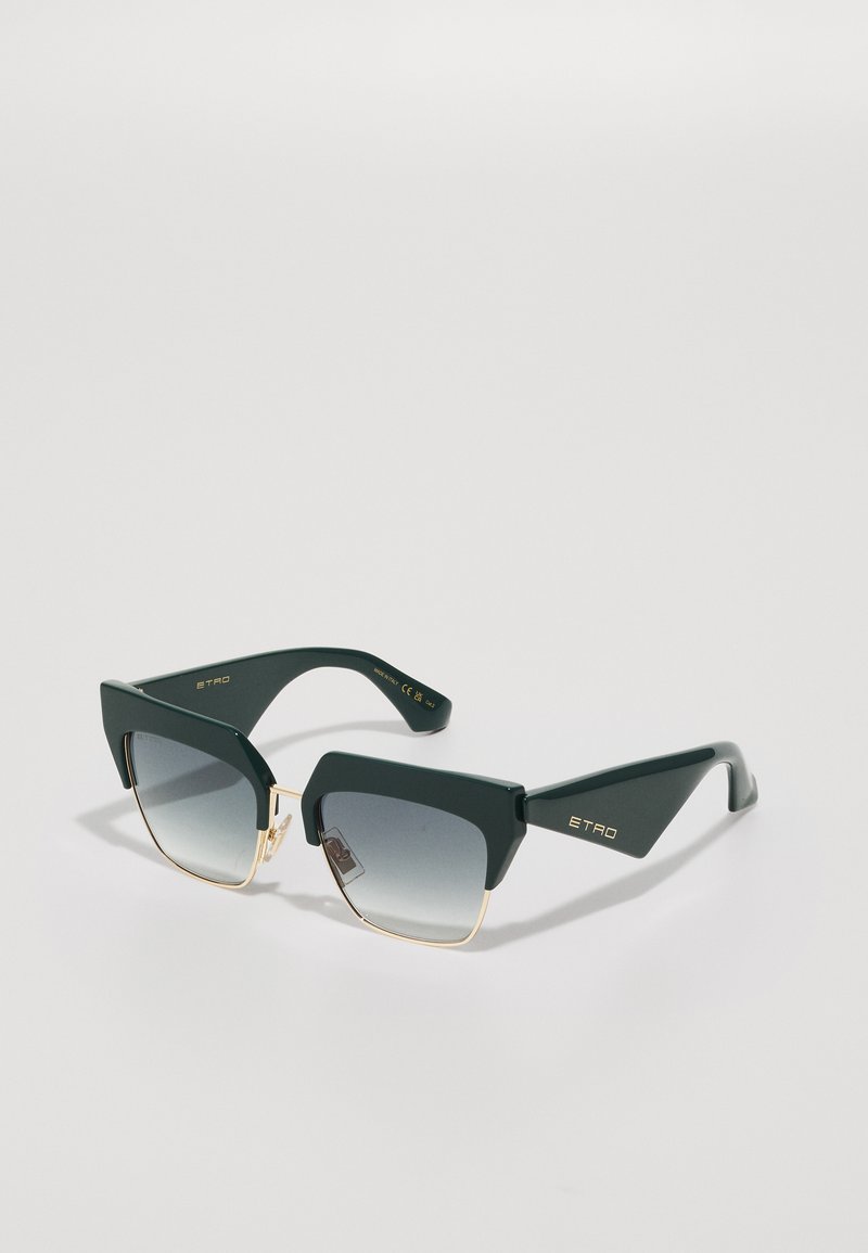 Occhiali da sole con una montatura in plastica verde scuro, lenti di forma quadrata, sfumatura grigia e dettagli in oro sull'hardware. Logo ETRO visibile.