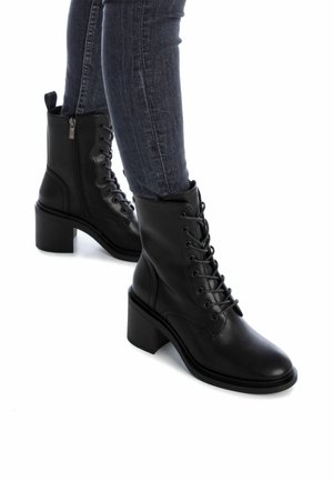 XTI Botines con cordones - black