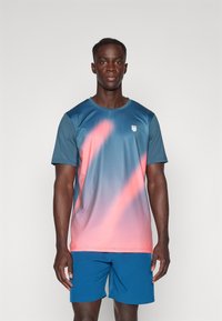 Pánské sportovní tričko s krátkým rukávem, gradientní design od modré k růžové, kulatý výstřih, lehký materiál s logem na hrudi.